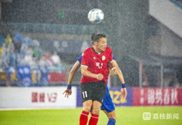 致敬老师!我的老师踢“苏超”