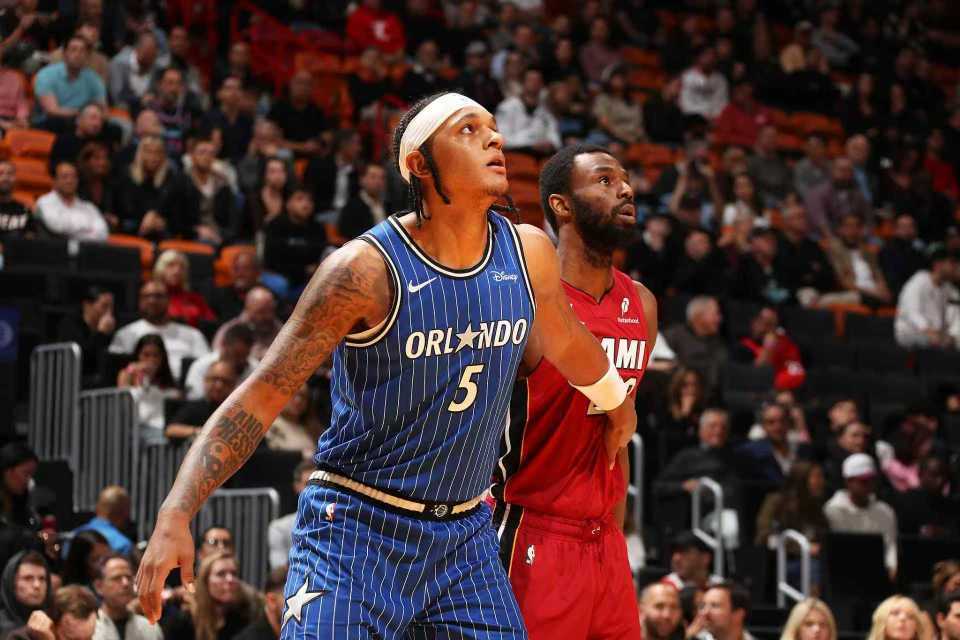 单节狂轰40-20逆转！魔术三叉戟80分四杀热火 班凯罗31+12